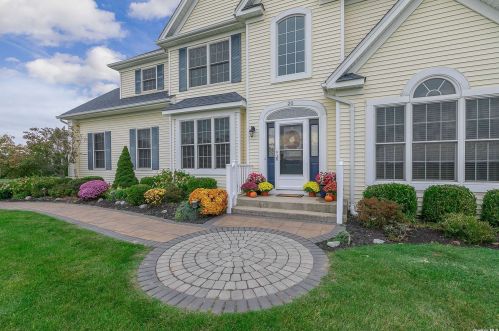 20 Alfred Ave, Baiting Hollow, NY 11933-1351