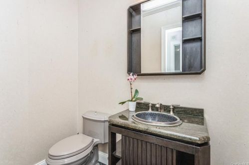 215 Locust Rd, Pleasantville NY  10570-3723 exterior