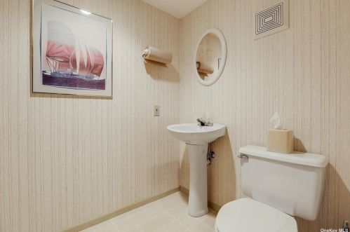 11 Remsen Ct, Mount Sinai NY  11766-1603 exterior