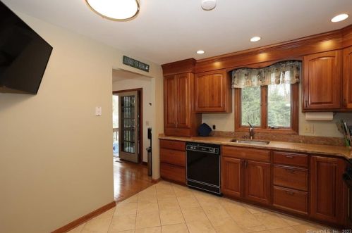 15 Benneville Rd, Milford CT  06461-2432 exterior