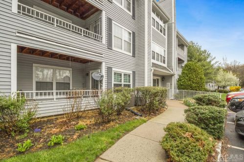 102 Raintree Ct, Helmetta, NJ 08828-1100