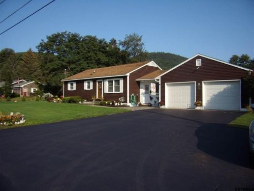 16 Lester Dr, Glens Falls, NY 12804-8409