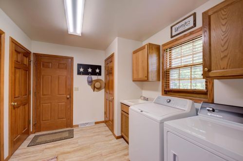 2587 Village Ln, Oshkosh, WI 54904-8173