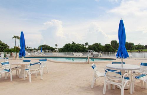 2450 Federal Hwy, Boynton Beach FL  33435-7758 exterior