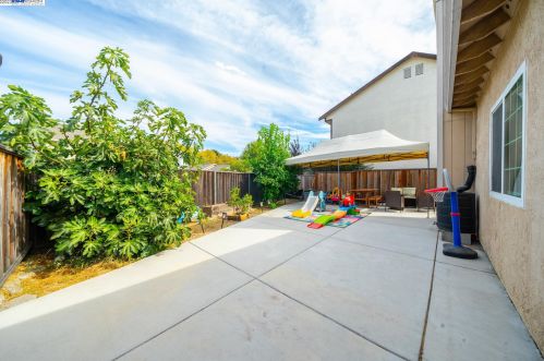 671 Black Pine Dr, San Leandro CA  94577-1374 exterior