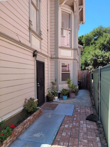 1231 Adeline St, Oakland CA 94607-2810 exterior