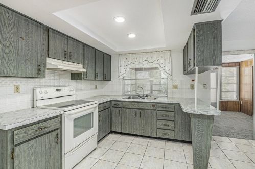 7315 Moravian Dr, Port Richey, FL 34668-3972