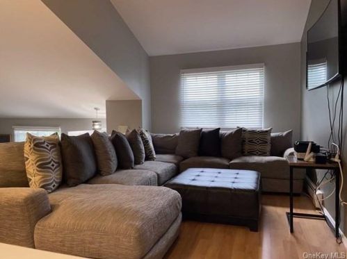 28 Larch Ct, Fishkill NY  12524-2627 exterior