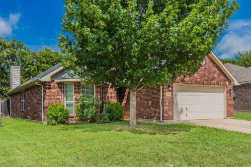 2720 Wakecrest Dr, Fort Worth, TX 76108-6904