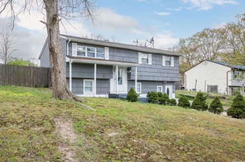 10 Maple Pl, Central Islip, NY 11722-3203