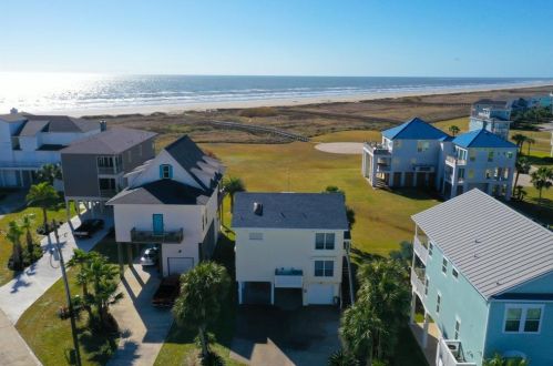 4134 Defender Ln, Galveston, TX 77554-6604