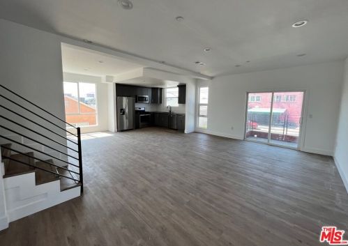 6633 Troost Ave, North Hollywood, CA 91606-1754