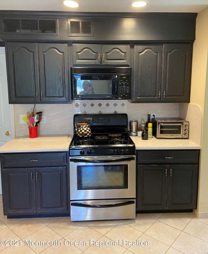 76 Oak Ln, Tinton Falls, NJ 07724-3475