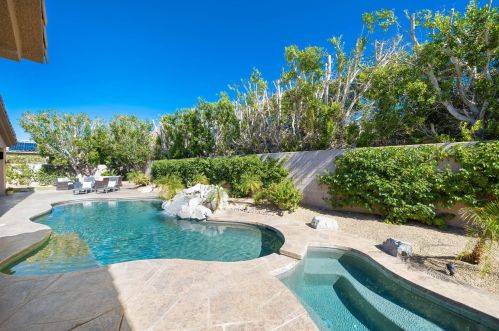 8 King Edward Ct, Rancho Mirage CA  92270-1621 exterior