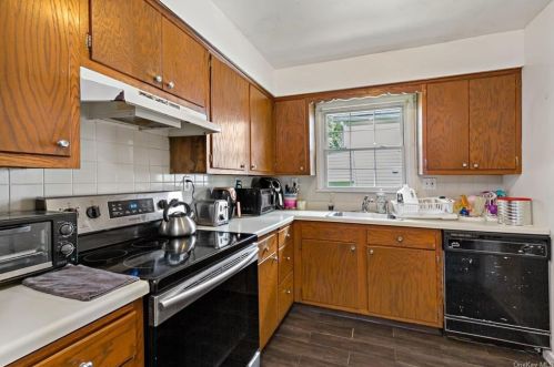 1878 Railroad Ave, Yorktown Hgts, NY 10598-4406