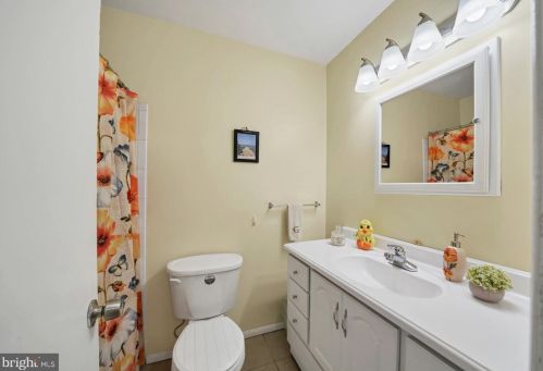 200 Canterbury Ct, East Windsor NJ 08520-5509 exterior