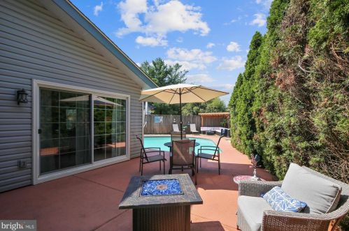 7827 Mulberry Bottom Ln, Springfield VA  22153-2314 exterior