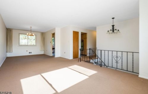 5 Hillside Dr, Clinton NJ 08809-1213 exterior