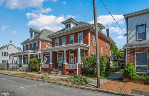 8 Main St, Camp Hill, PA 17011-6375