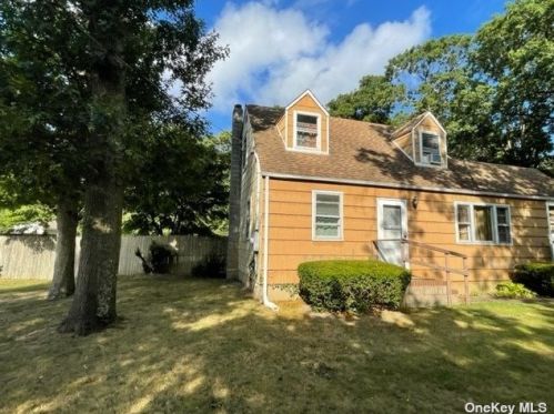 16 Frances Blvd, Holtsville, NY 11742-1019