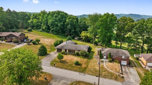 5021 Bateman Ln, Jeannette, PA 15644-3184