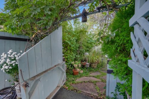 3472 Anderson Dr, Santa Rosa, CA 95409-2501