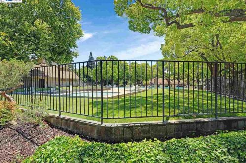 7426 Stonedale Dr, Pleasanton CA  94588-3737 exterior