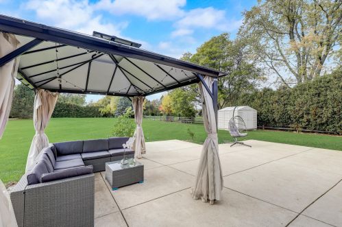 10043 Greenview Dr, Thiensville WI  53092-5749 exterior