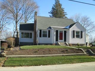 1 Danecroft Ave, Smithfield, RI 02828-2304