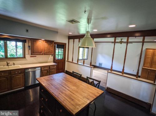 619 Davis Rd, Cheltenham PA  19012-1636 exterior