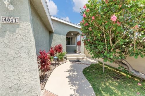 4811 141st St, Hawthorne, CA 90250-6501