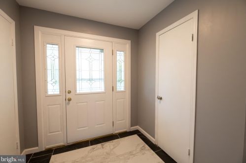 18 Manorhouse Dr, Trenton NJ  08638-1728 exterior