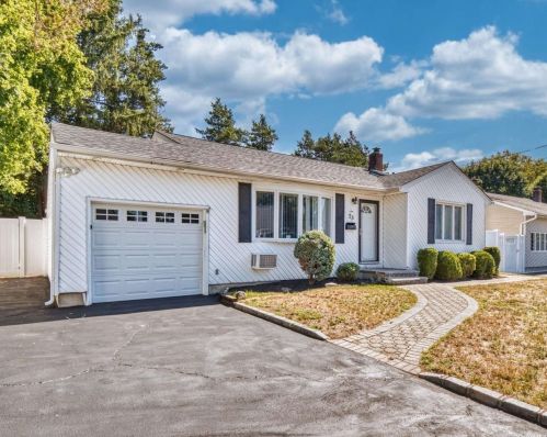 23 Ida Ln, Babylon, NY 11703-1403