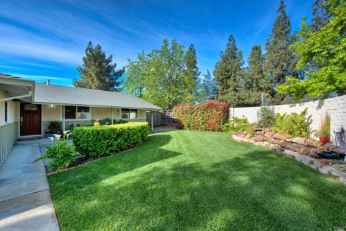 1000 Woodridge Dr, Vacaville CA  95687-6440 exterior