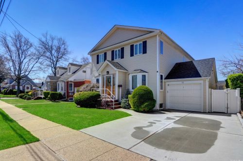 51 Pilgrim St, New Hyde Park, NY 11040-3140