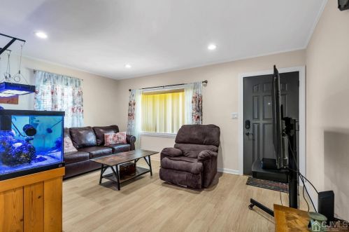 5 Bush Pkwy, East Brunswick NJ  08816-2208 exterior