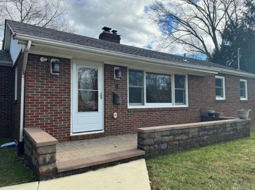 8 Laurel Ln, East Brunswick, NJ 08816-1109