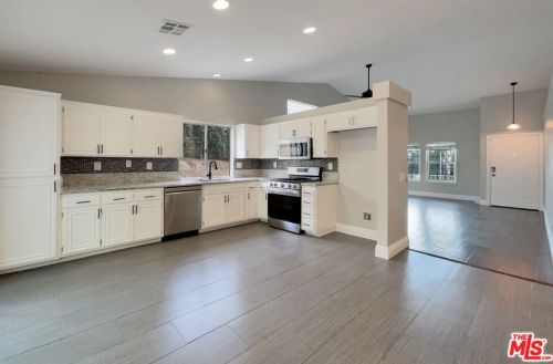 27769 Kristin Ln, Santa Clarita CA  91350-4325 exterior