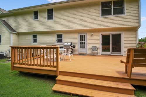 11 High Mdw Rd, Huntington CT 06484-3475 exterior