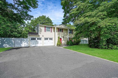 2 Autumn Dr, Mount Sinai NY  11766-2300 exterior