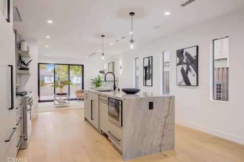 16627 Gilmore St, Van Nuys CA  91406-5610 exterior