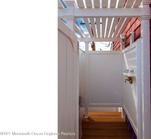 331 Sunset Dr, Pelican Island NJ  08751-2242 exterior