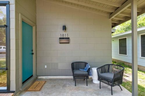 1811 Forest Hill Dr, Austin TX  78745-1720 exterior