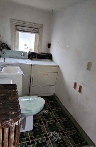 38 Crescent Pl, Middletown NY  10940-5627 exterior