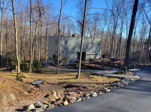 5 High Ledge Rd, Bloomfield, CT 06002-2112