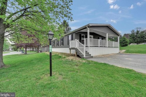 701 Lake Dr, Mount Wolf, PA 17347-8714