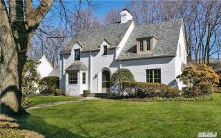 235 Circle Dr, North Hills, NY 11030-1100