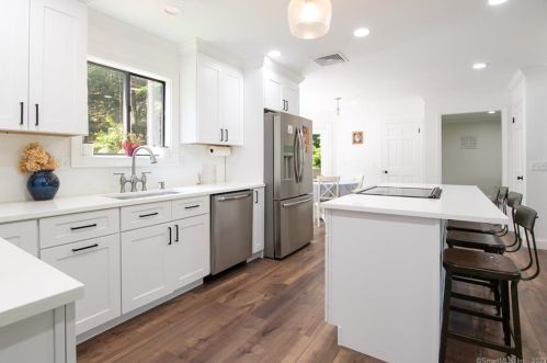 29 Carriage House Dr, Danbury CT  06810-8206 exterior