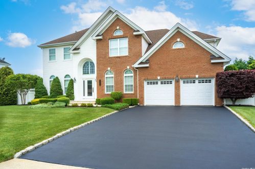 7 Minuteman Ct, Miller Place, NY 11764-2335