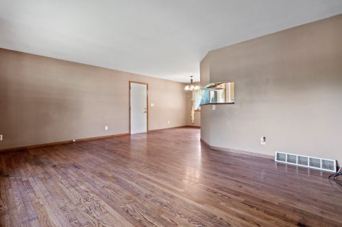 621 Barry Rd, Twin Lakes, WI 53181-9518